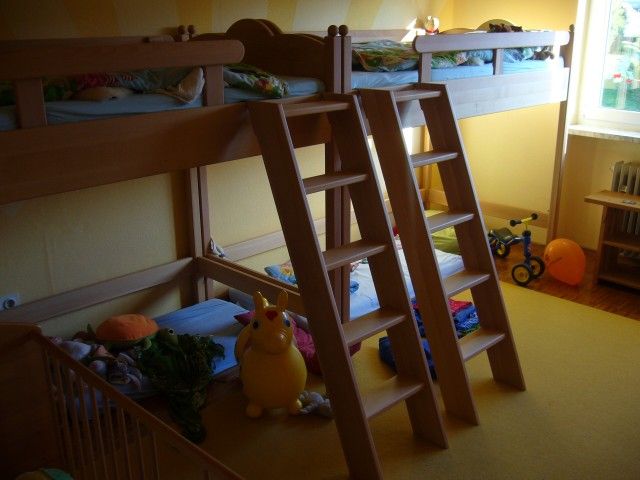 Ein Etagenbett mit einer Holzleiter hinauf