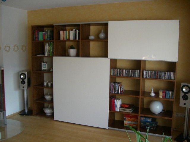 Ein Wohnzimmer mit vielen Regalen und Lautsprechern