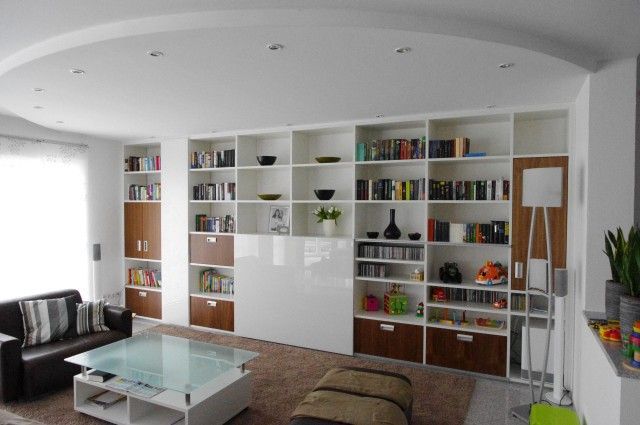 Ein Wohnzimmer mit einer Couch und einem Couchtisch