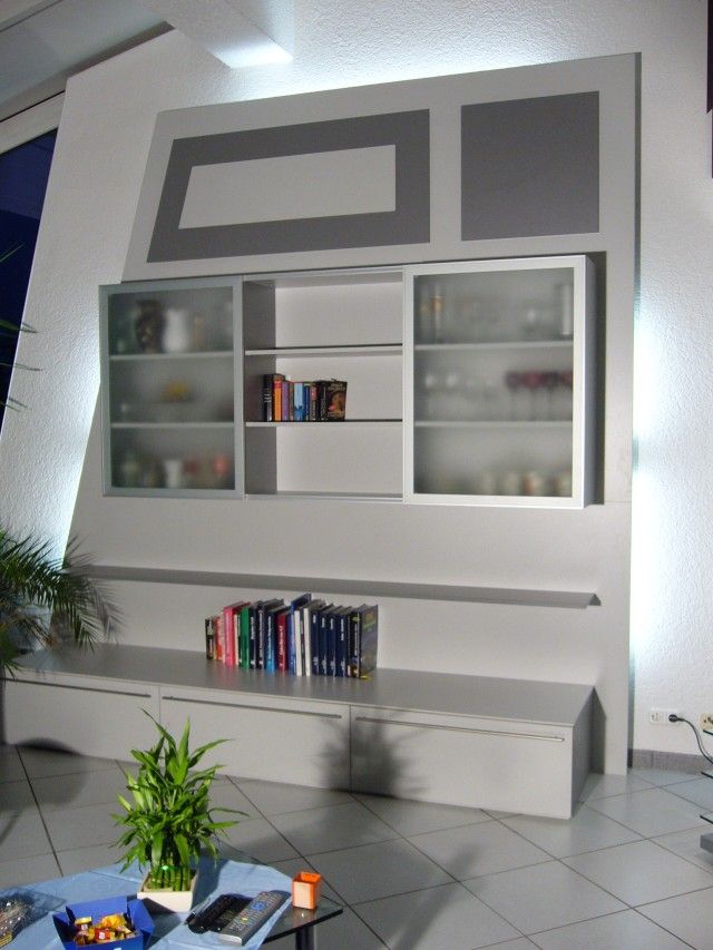 Ein Wohnzimmer mit einem Regal voller Bücher