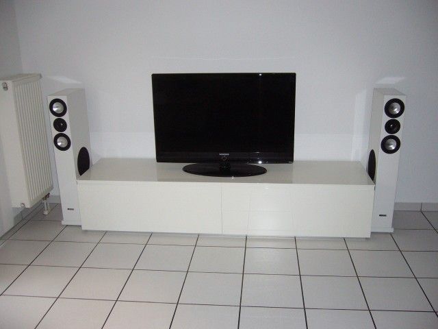 Ein Flachbildfernseher steht auf einem weißen Entertainment-Center