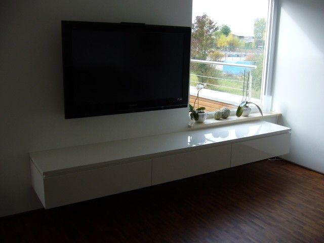 Ein Flachbildfernseher ist an der Wand über einer Fensterbank montiert