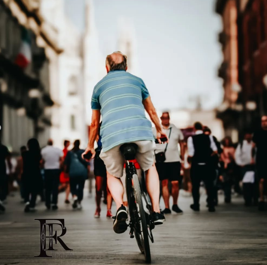 Zwei Frauen bei einer Veranstaltung; die eine in einem weissen, perlenbesetzten Kleid, die andere in einem schwarzen Jumpsuit und einem marineblauen Bolero.