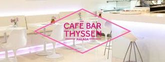 Logotipo rosa brillante "CAFÉ BAR THYSSEN" sobre un interior moderno de color blanco brillante.