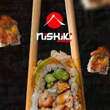 Rollo de sushi en palillos con relleno de aguacate y camarones, con el logotipo de NISHIKI en la parte superior.
