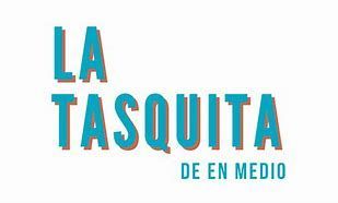 Logotipo con la inscripción “LA TASQUITA DE EN MEDIO” en texto turquesa y naranja sobre fondo blanco.