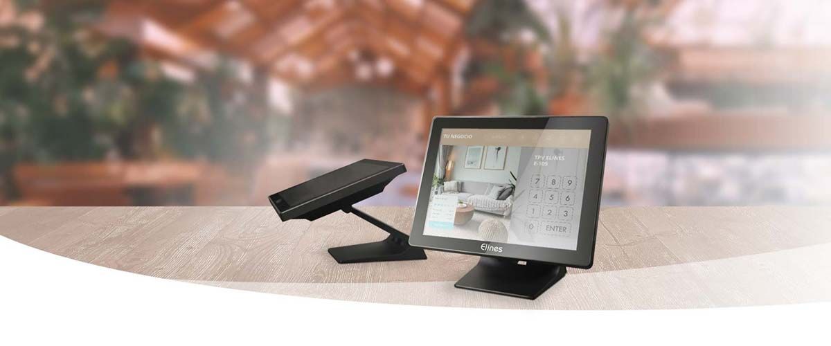 Monitor de escritorio con teclado y ratón sobre un escritorio, mostrando una interfaz de software en un entorno de oficina borroso.