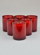 Cinq bougies votives en verre rouge disposées en triangle se détachent sur un fond gris clair uni.