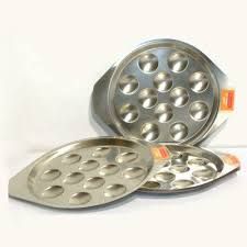 Deux moules métalliques ronds, comportant de multiples alvéoles circulaires pour la cuisson ou le service, vus en plongée.