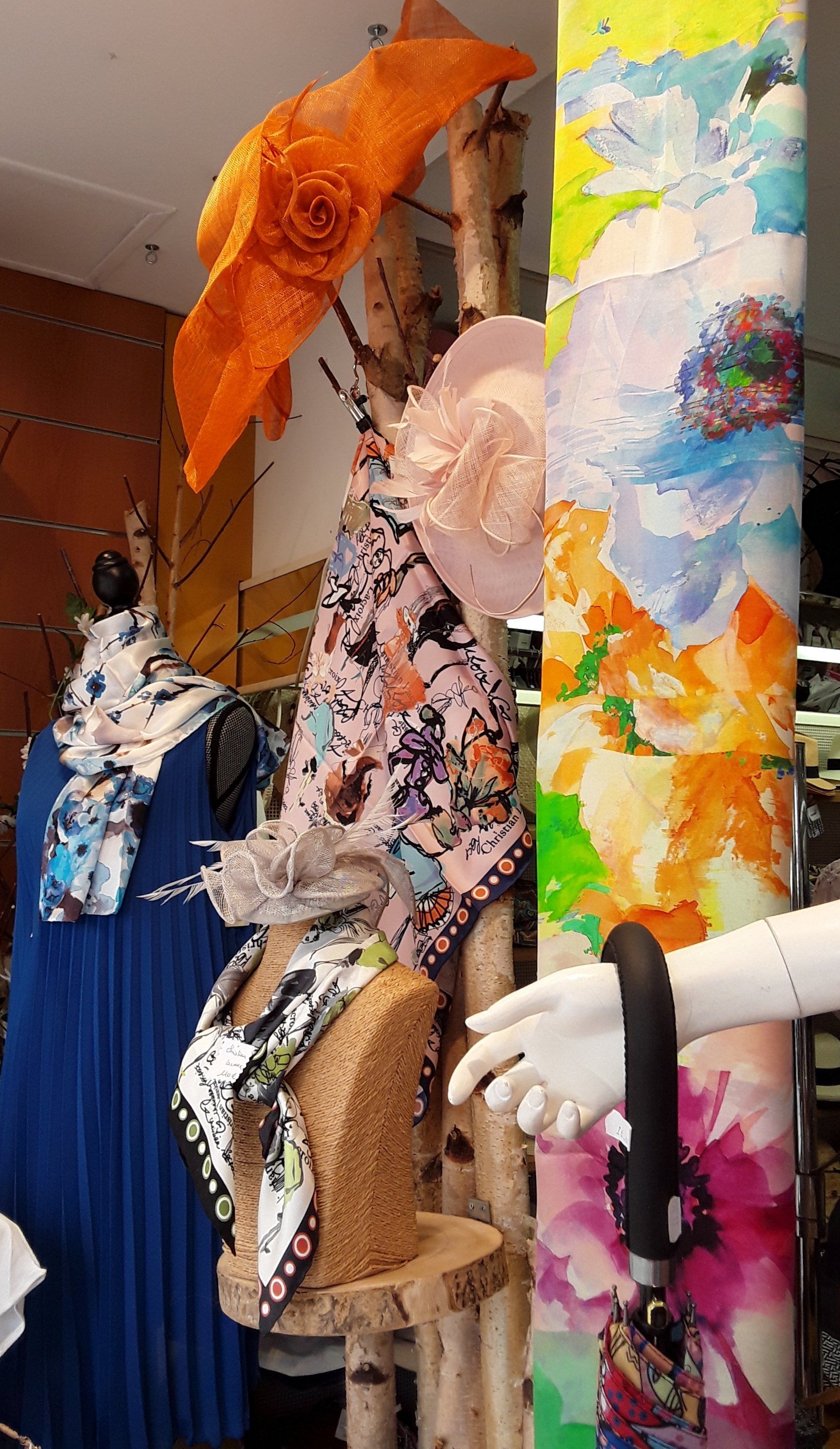 Vitrine présentation des foulards et vêtements