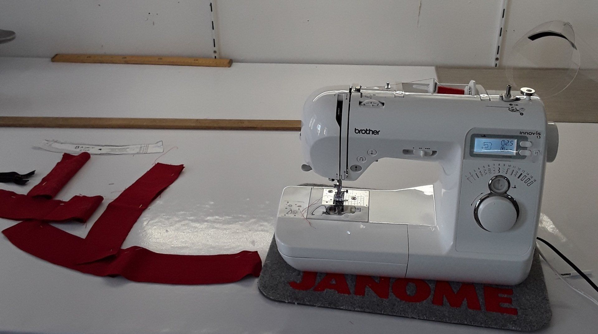 Fil et aiguille machine à coudre