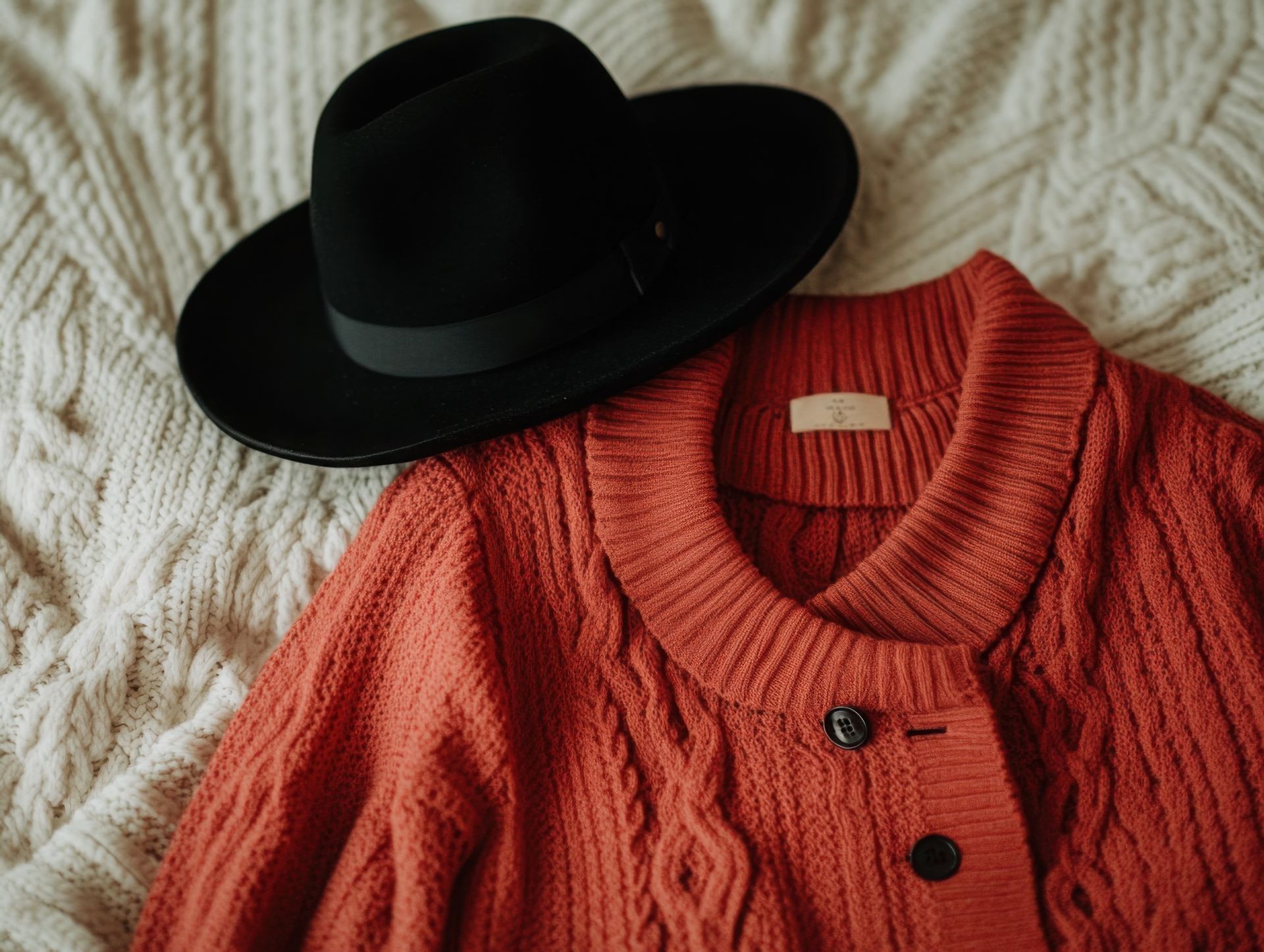 Un cardigan en lane et un chapeau