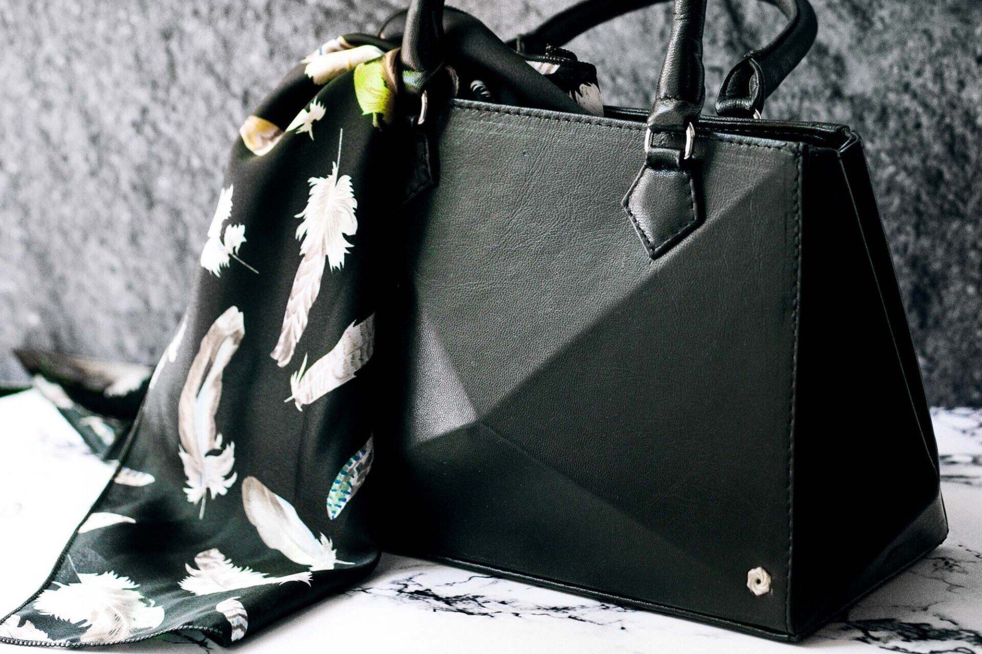 Foulard noué sur sac