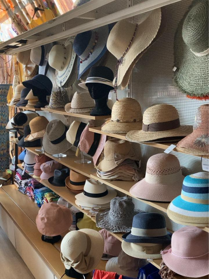 Un large choix de chapeaux de tout style