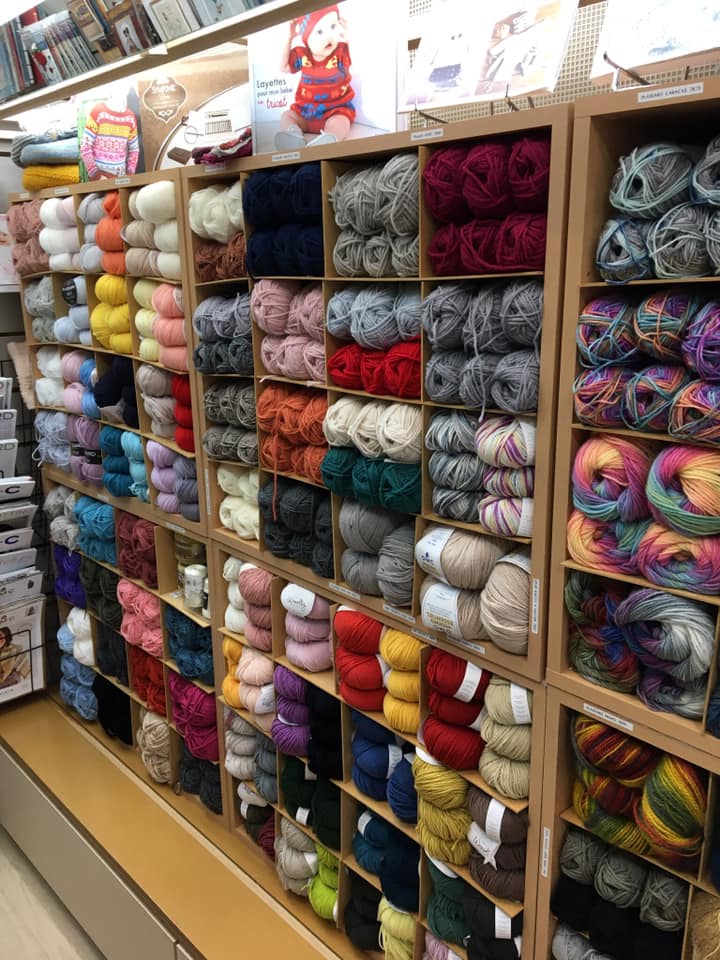 Large choix de laines pour tricot, crochet et broderie