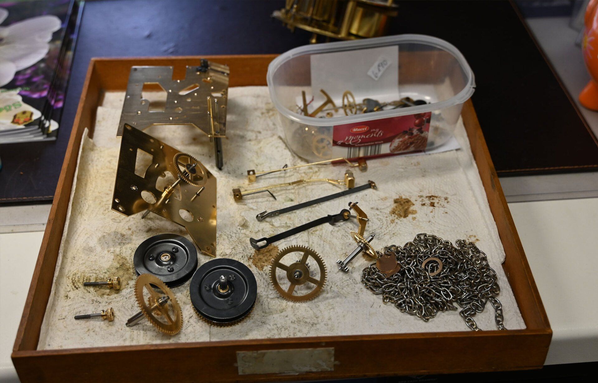 Einzelteile einer Uhr
