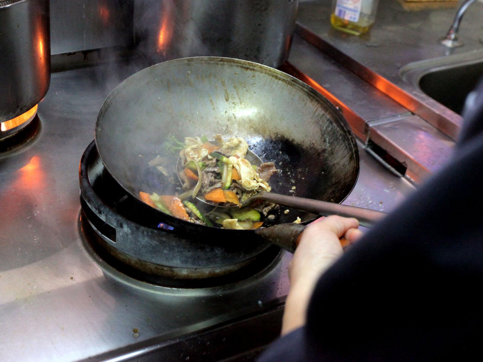 Le wok : une cuisson courte à feu très vif