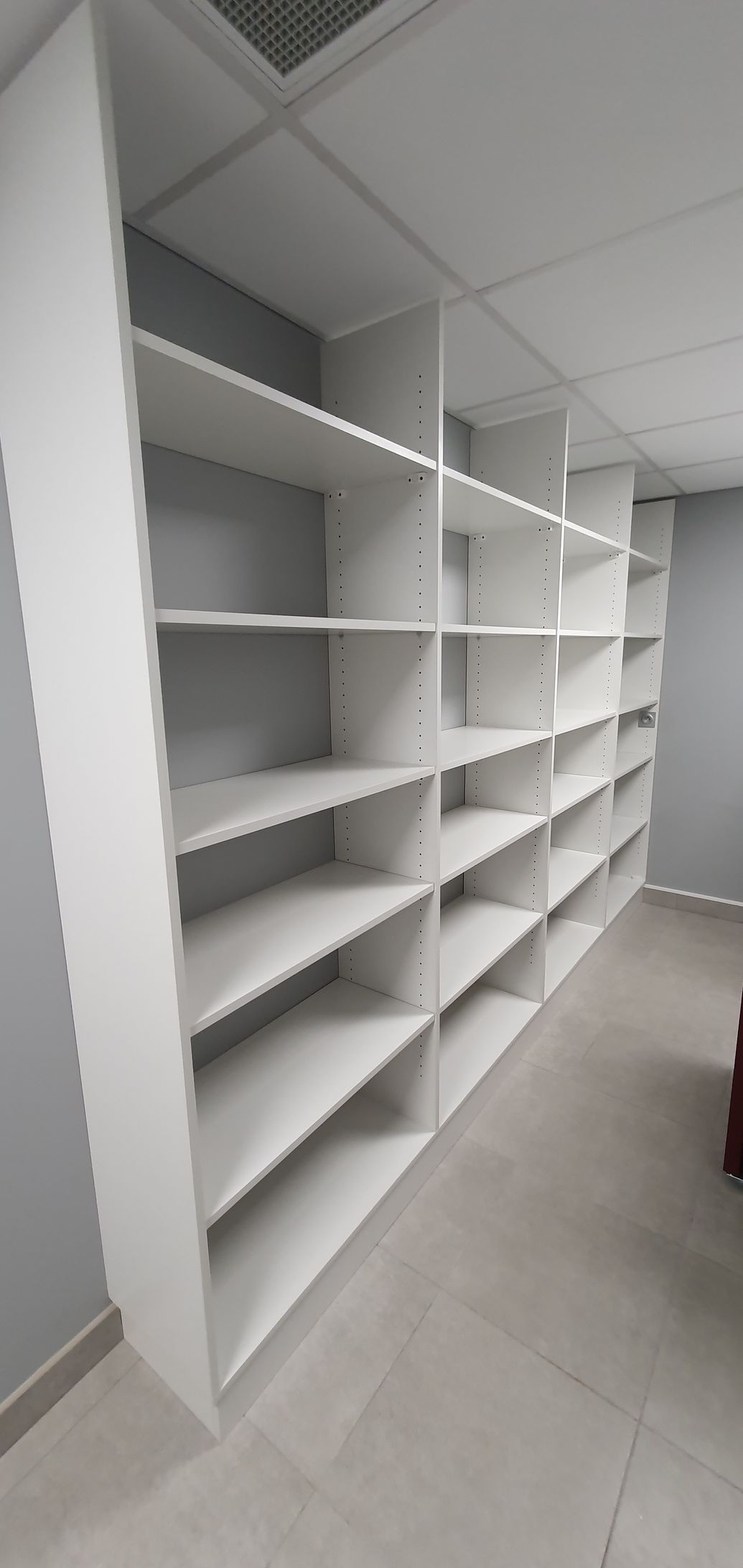 Bibliothèque murale blanche - JBM Bois Services, ameublement sur mesure