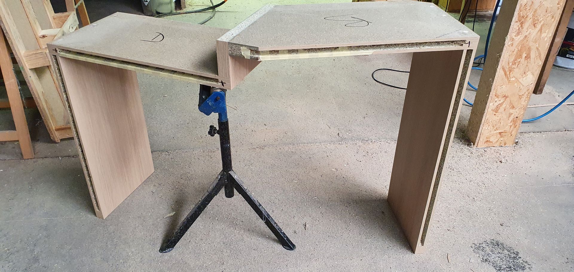 Découpe de panneaux en bois en cours