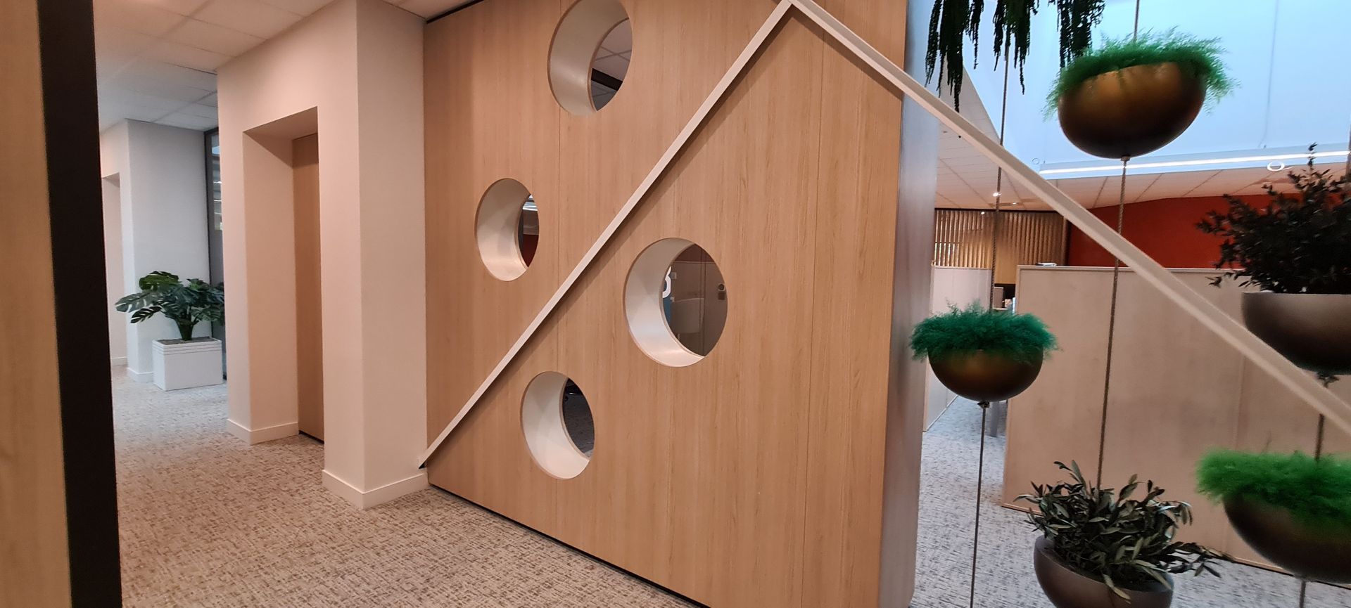 Agencement sur mesure d'entreprise avec des hublots