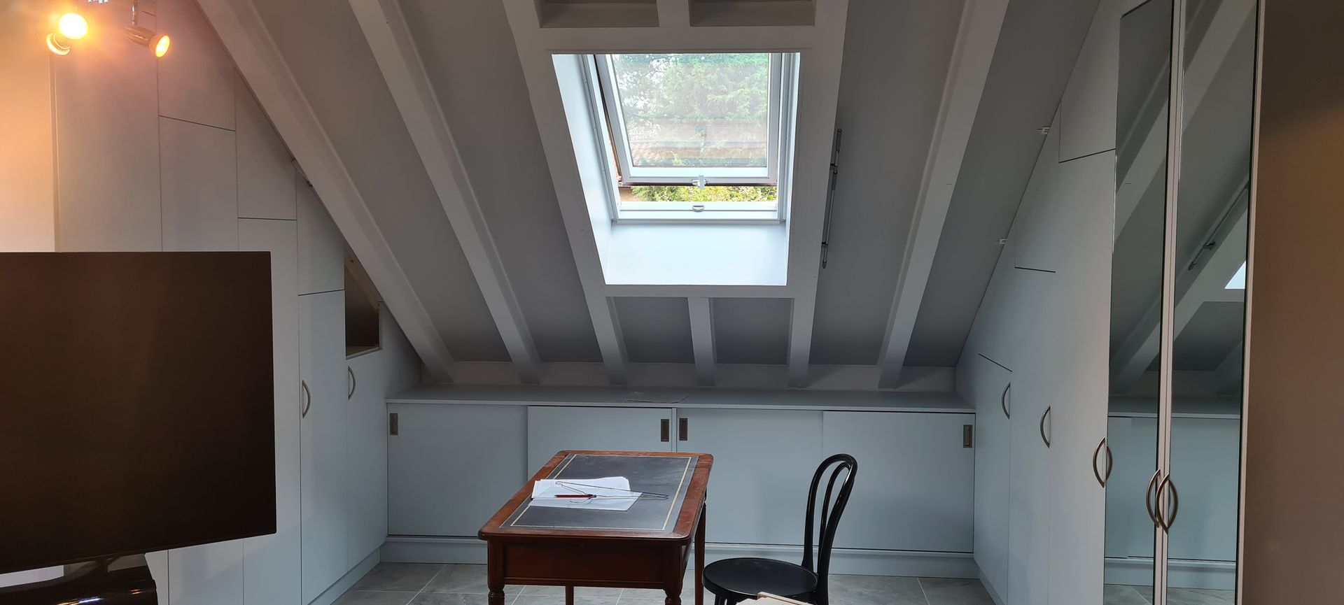 Agencement sur mesure de combles avec rangements