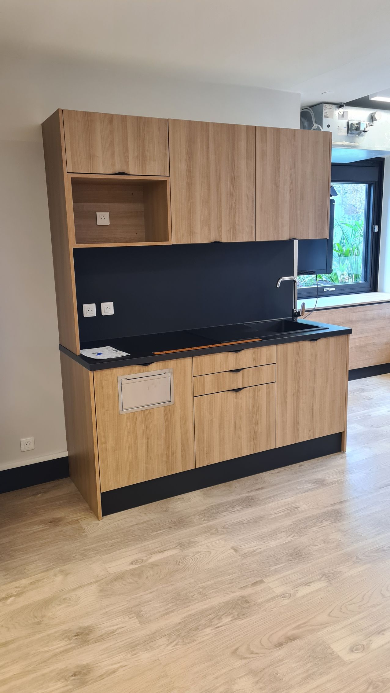 Aménagement d'une cuisine couelur bois dans une salle de pause