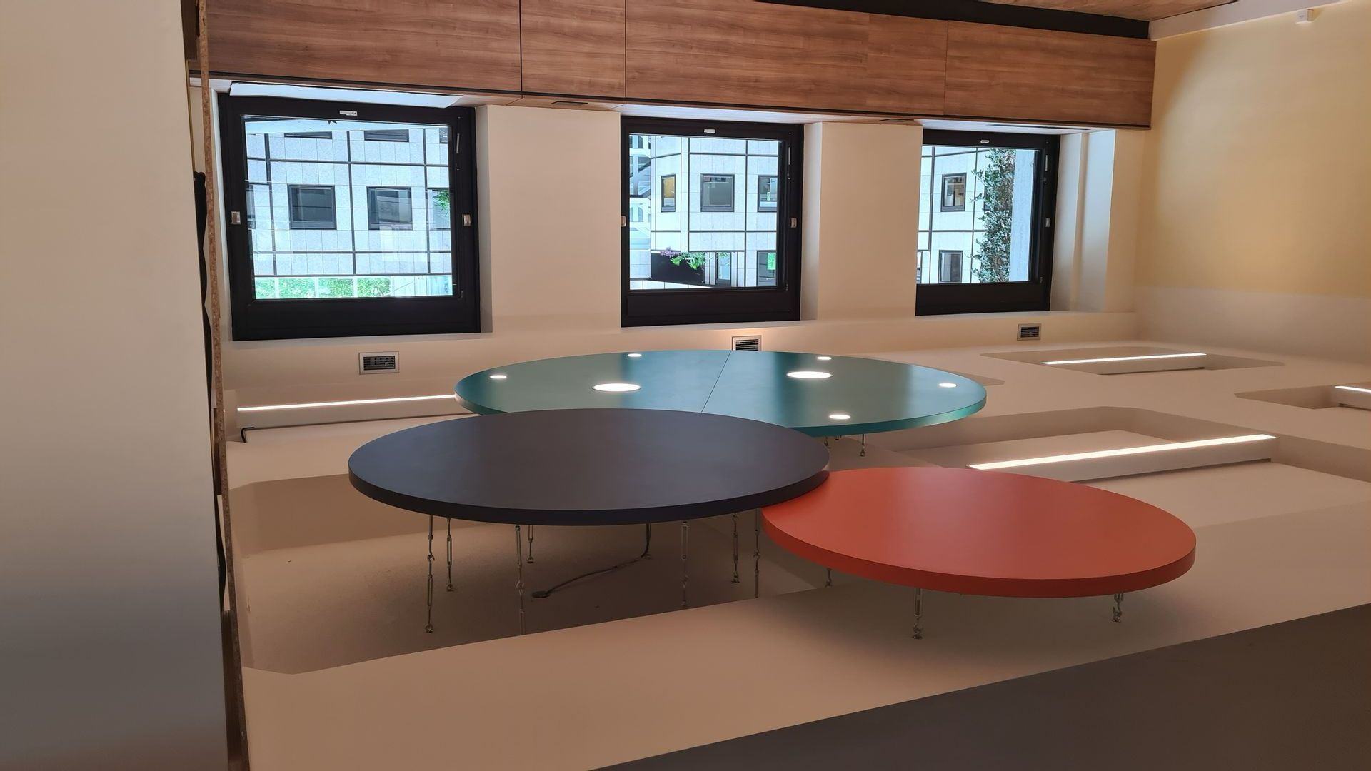 Fabrication et installation de trois tables rondes sur mesure