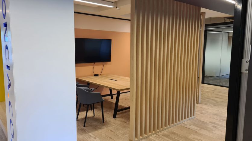 Salle de réunion avec des éléments en bois sur mesure