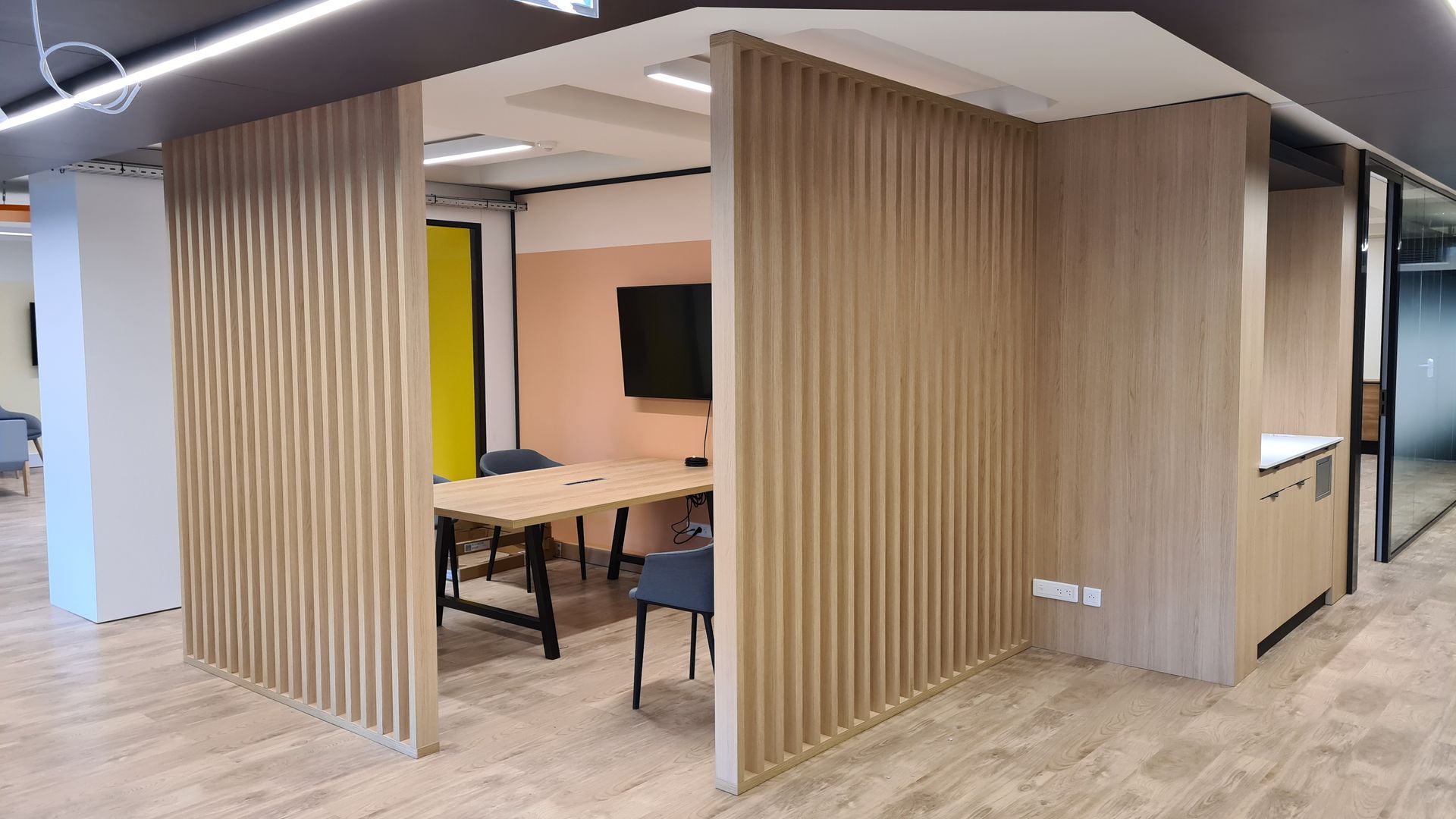 Panneaux en bois et table de réunion sur mesure