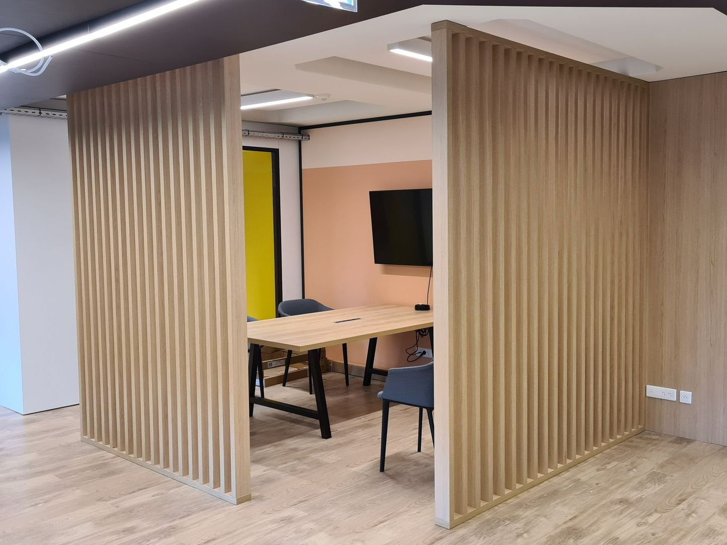 Table de réunion sur mesure pour une entreprise - JBM Bois Services, agenceurs près de Lyon