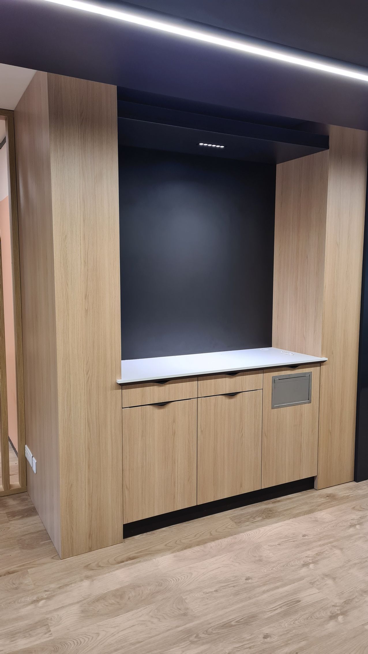 Aménagement d'un rangement dans une salle de pause - en cours