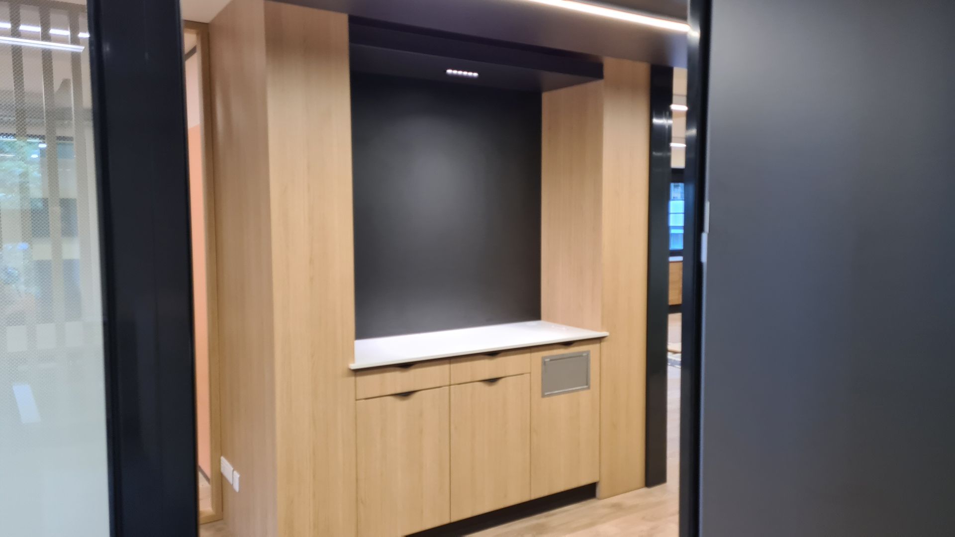 Meuble de rangement dans une cuisine d'entreprise