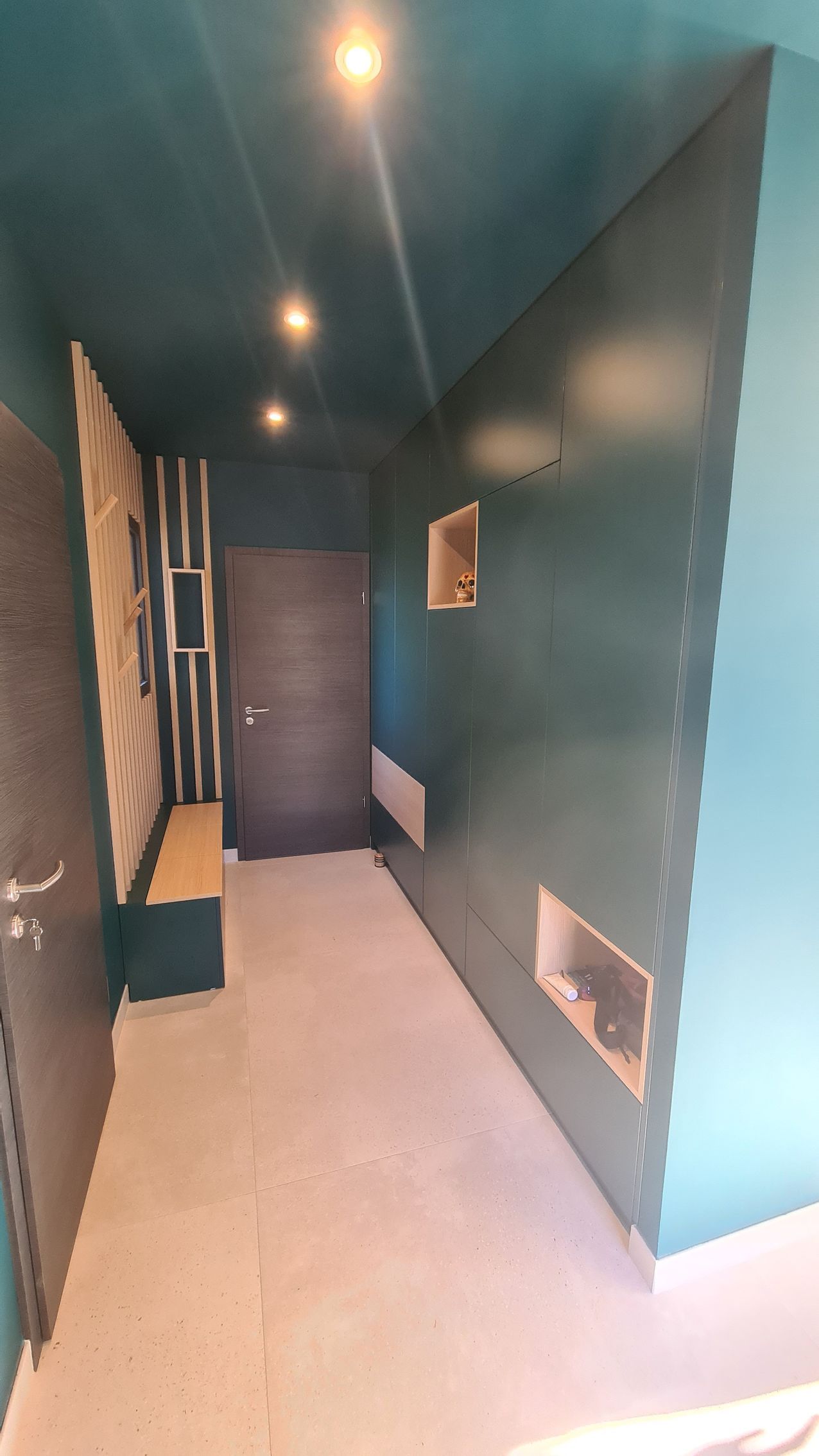 Agencement sur mesure bleu dans un corridor