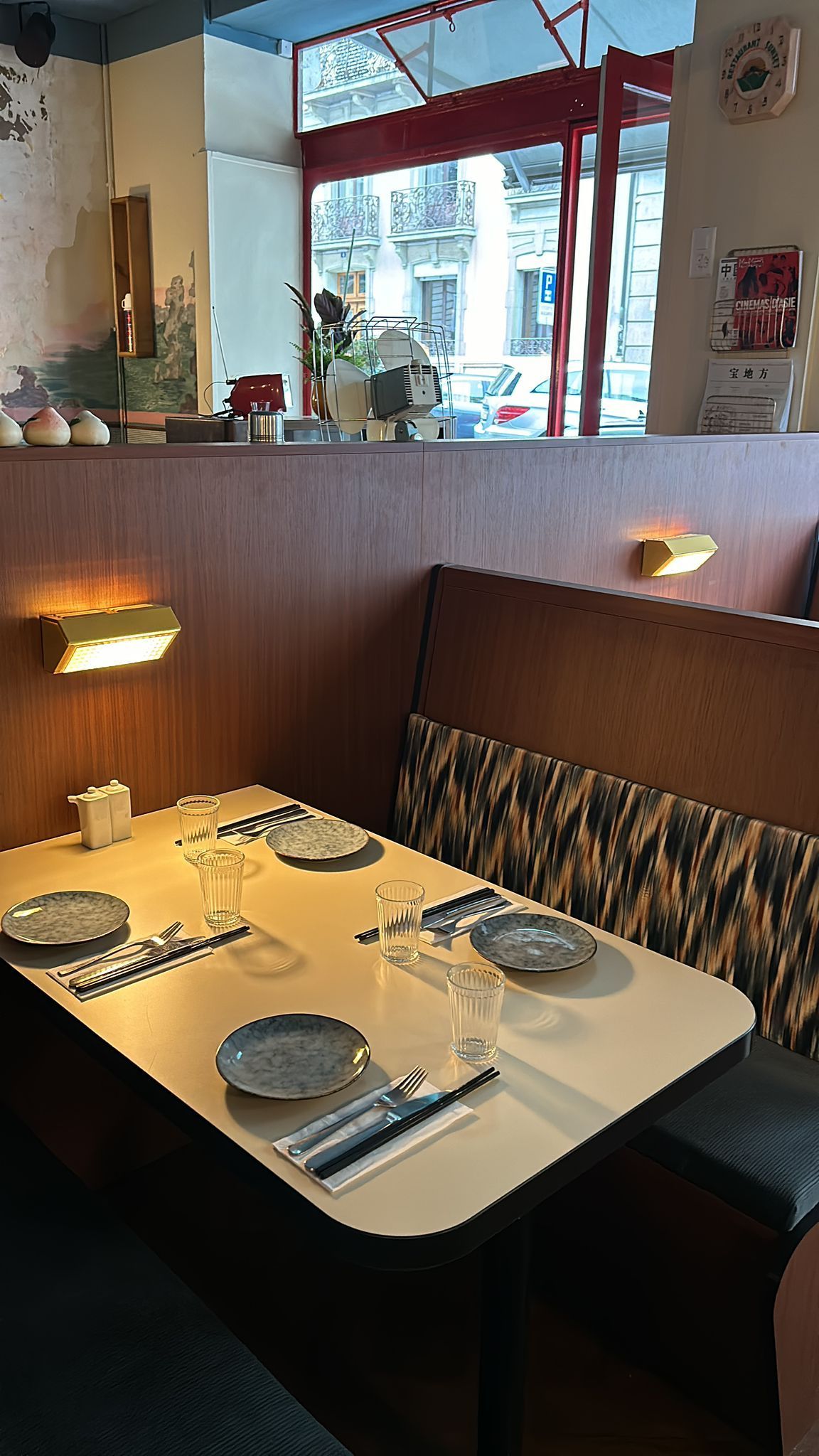 Table personnalisée d'un restaurant - JBM Bois Services, agenceurs près de Lyon
