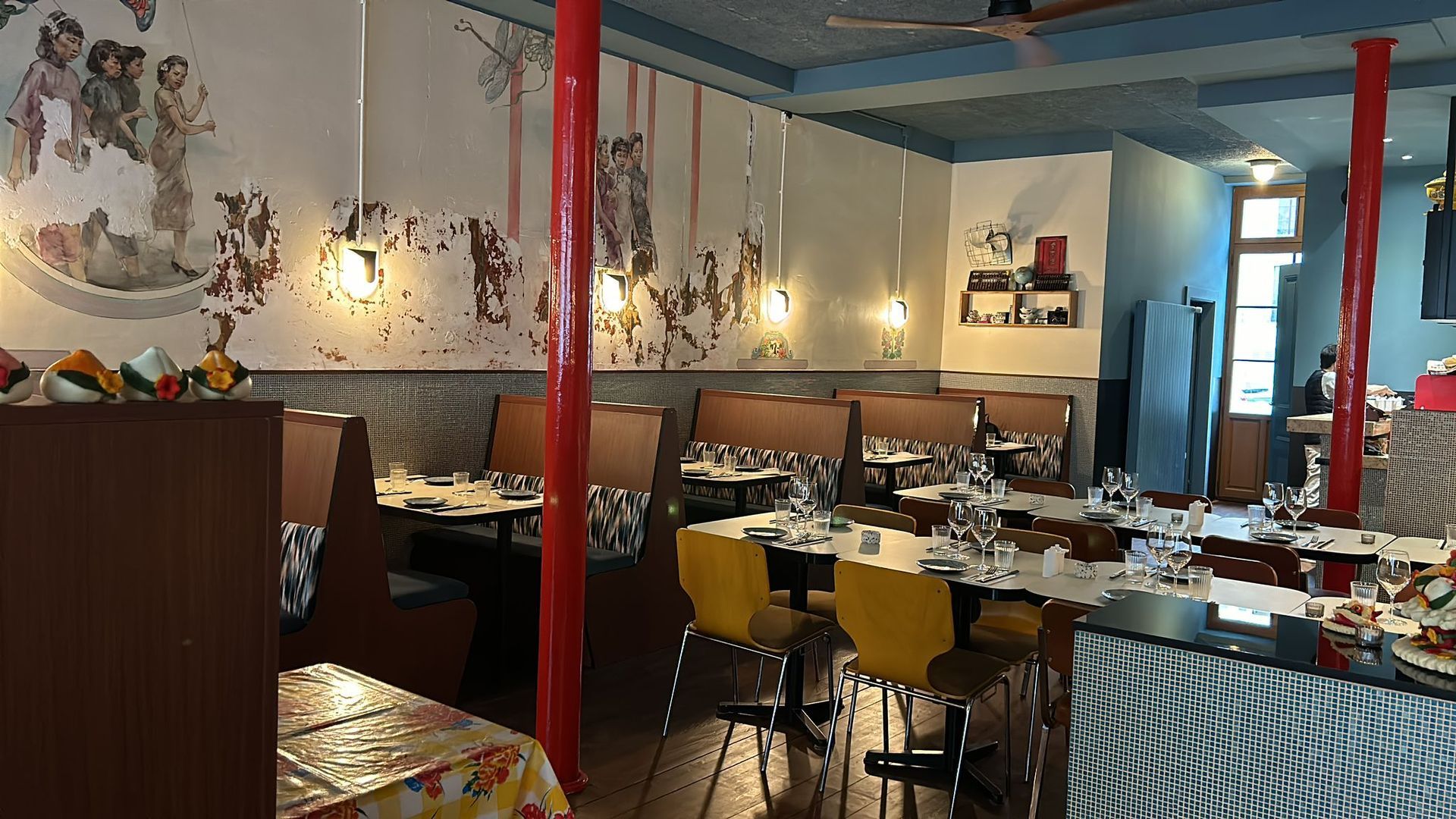 Agencement sur mesure d'une salle de restaurant - JBM Bois Services