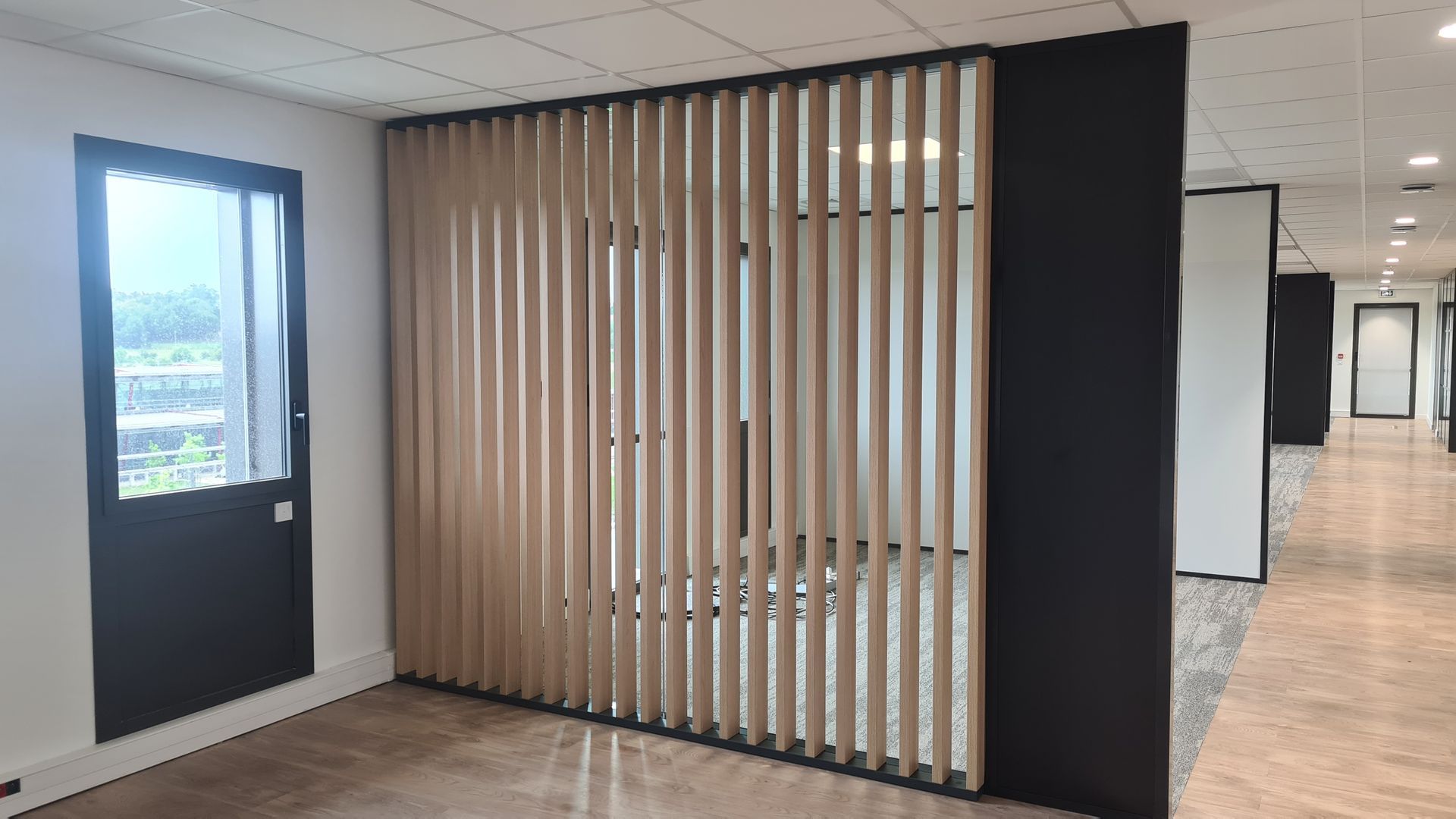 Séparation de pièces en panneaux de bois