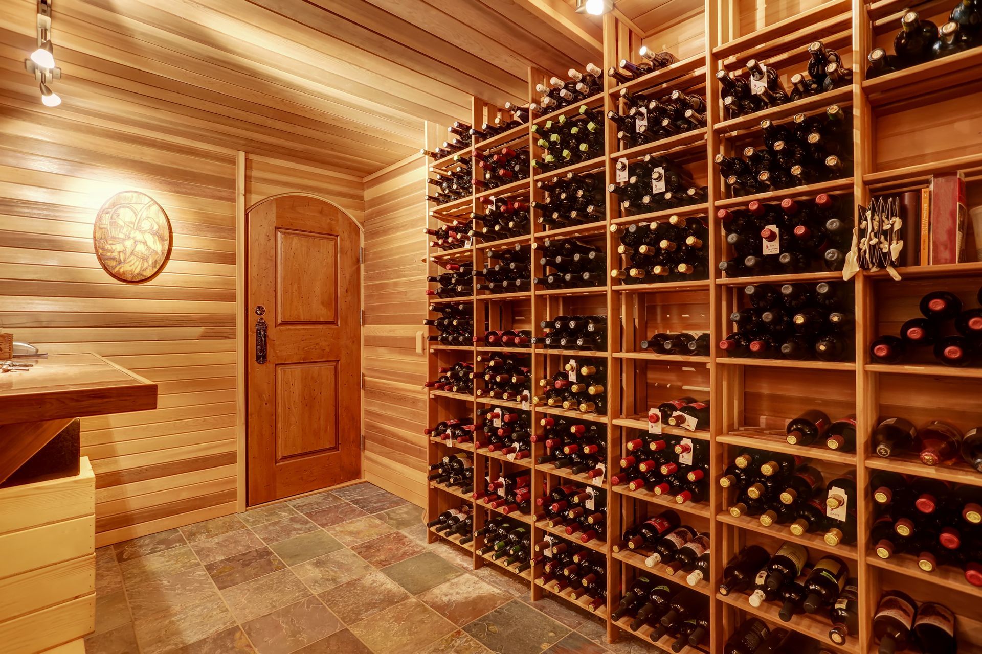 Photo d'une pièce fermée avec une cave à vin sur mesure