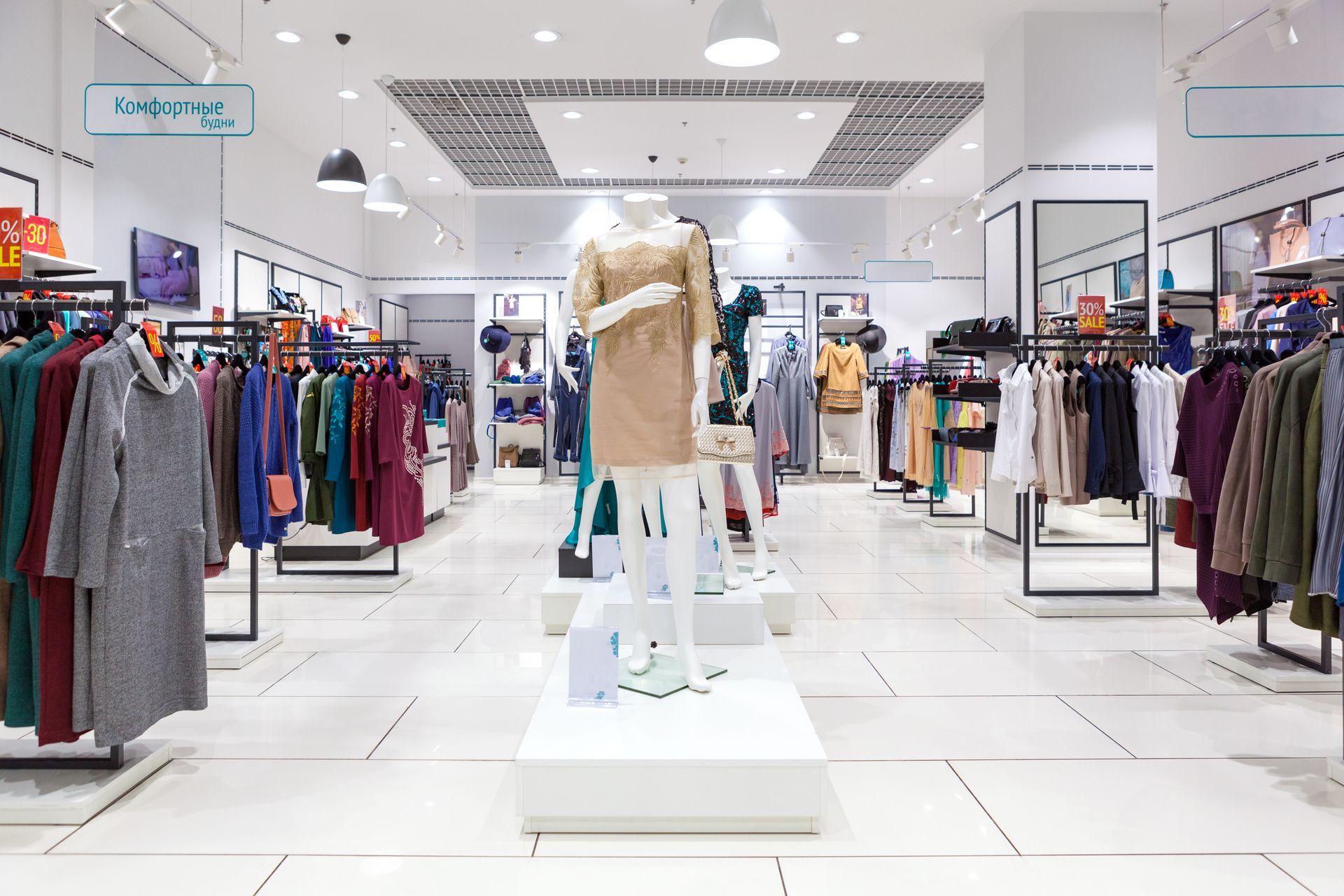 Agencement sur mesure d'un magasin de vêtements avec dressing - JBM Bois Services, dressing sur mesure