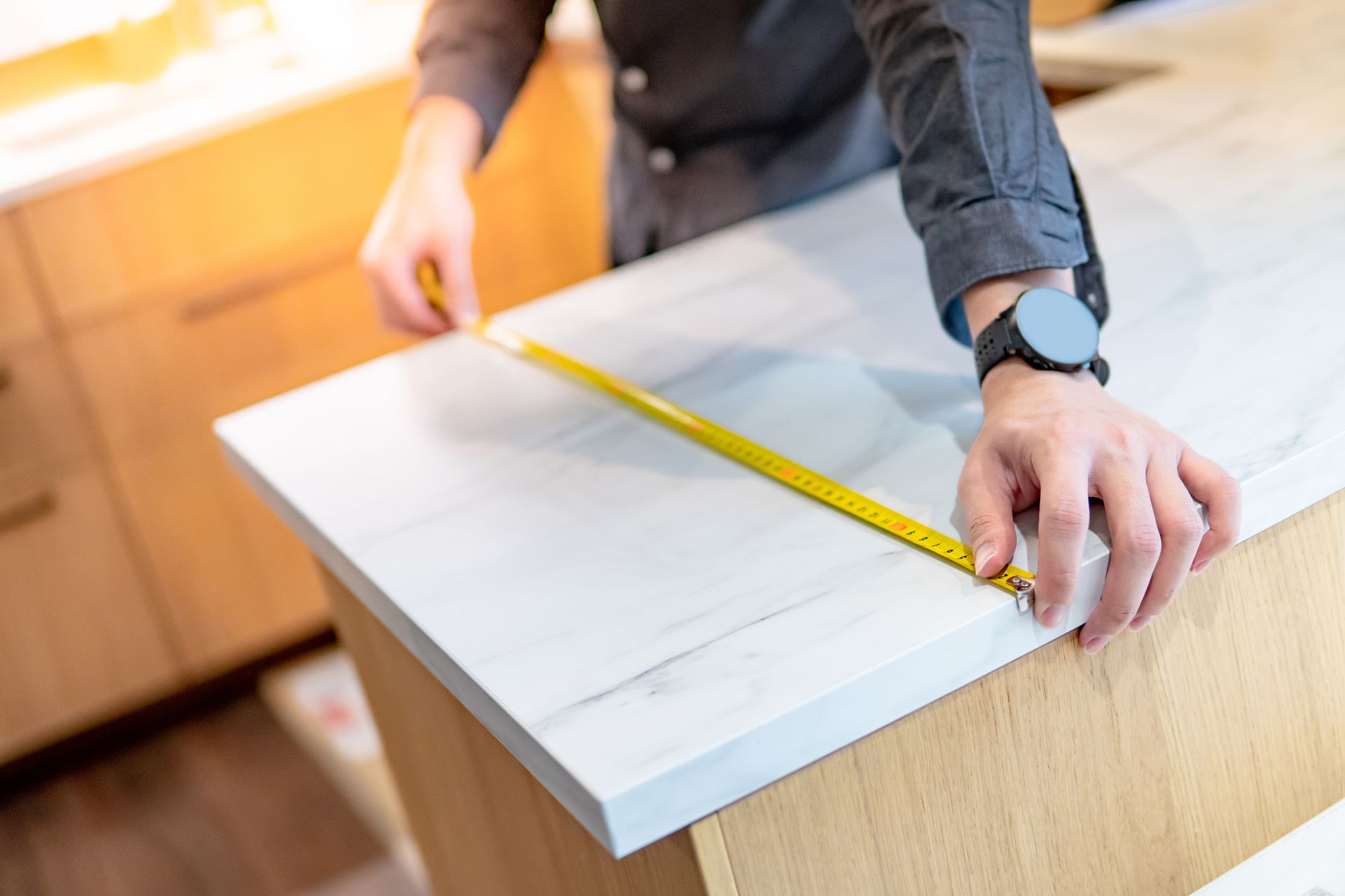 Mesure d'un plan de travail d'un espace restauration - JBM Bois Services, agenceurs près de Lyon