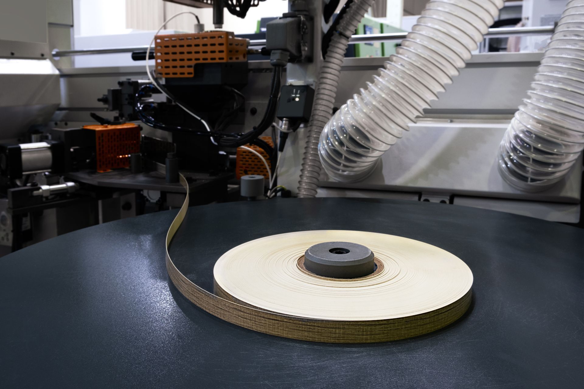Machine pour coller des chants sur des panneaux de bois pour meubles