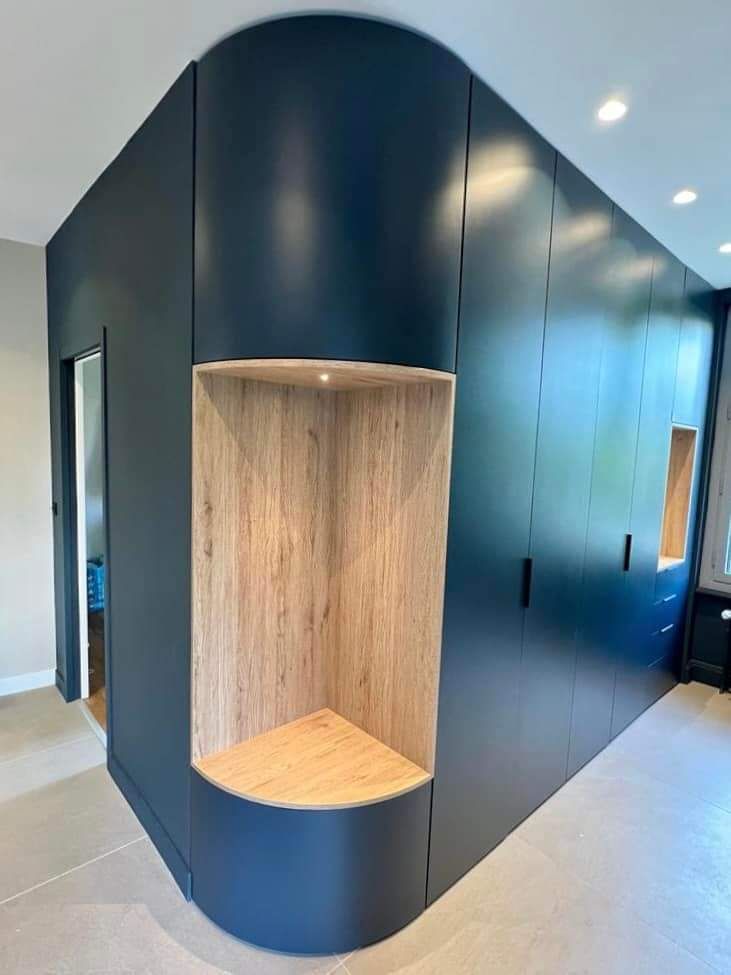 Photo de rangements au mur chez un particulier