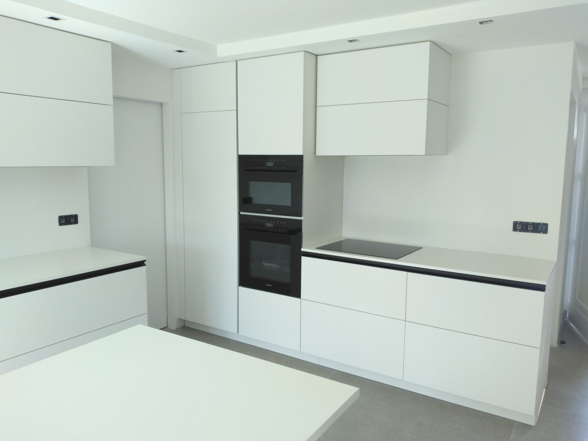 Agencement sur mesure d'une cuisine blanche