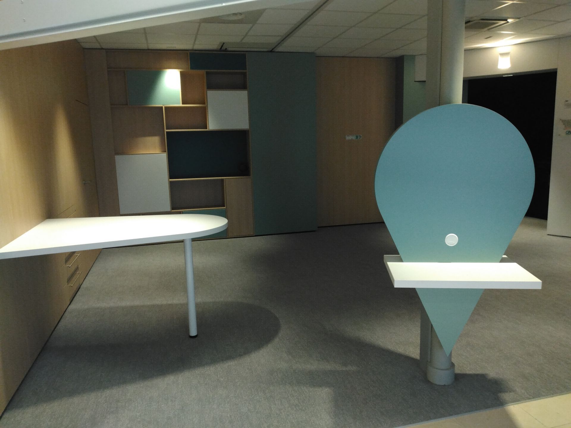 Rangements en bibliothèque fermée dans un epsace de travail -JBM Bois Services, agencement sur mesure