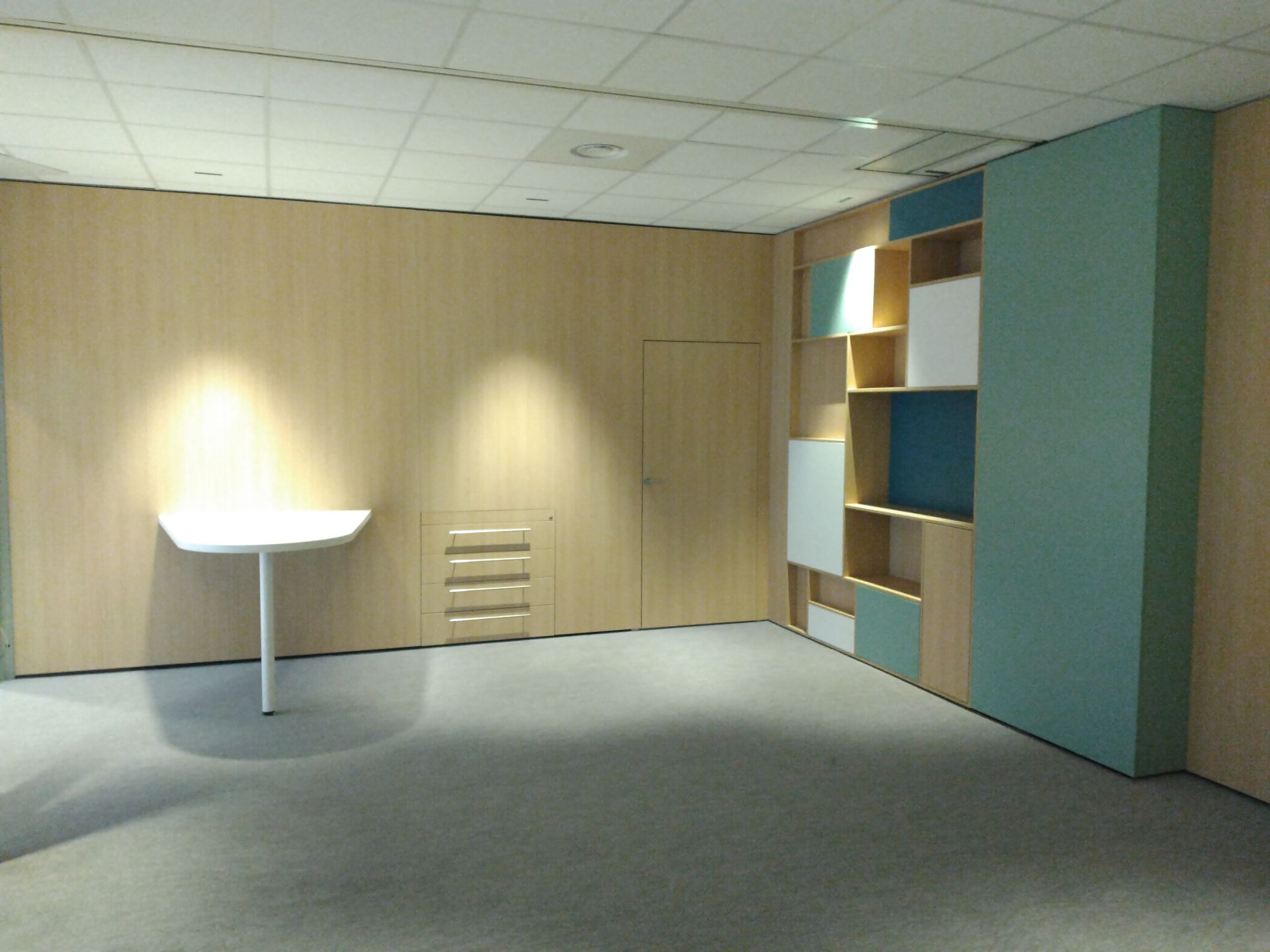 Réalisation d'un chantier d'agencement sur mesure pour professionnels avec meuble de rangement