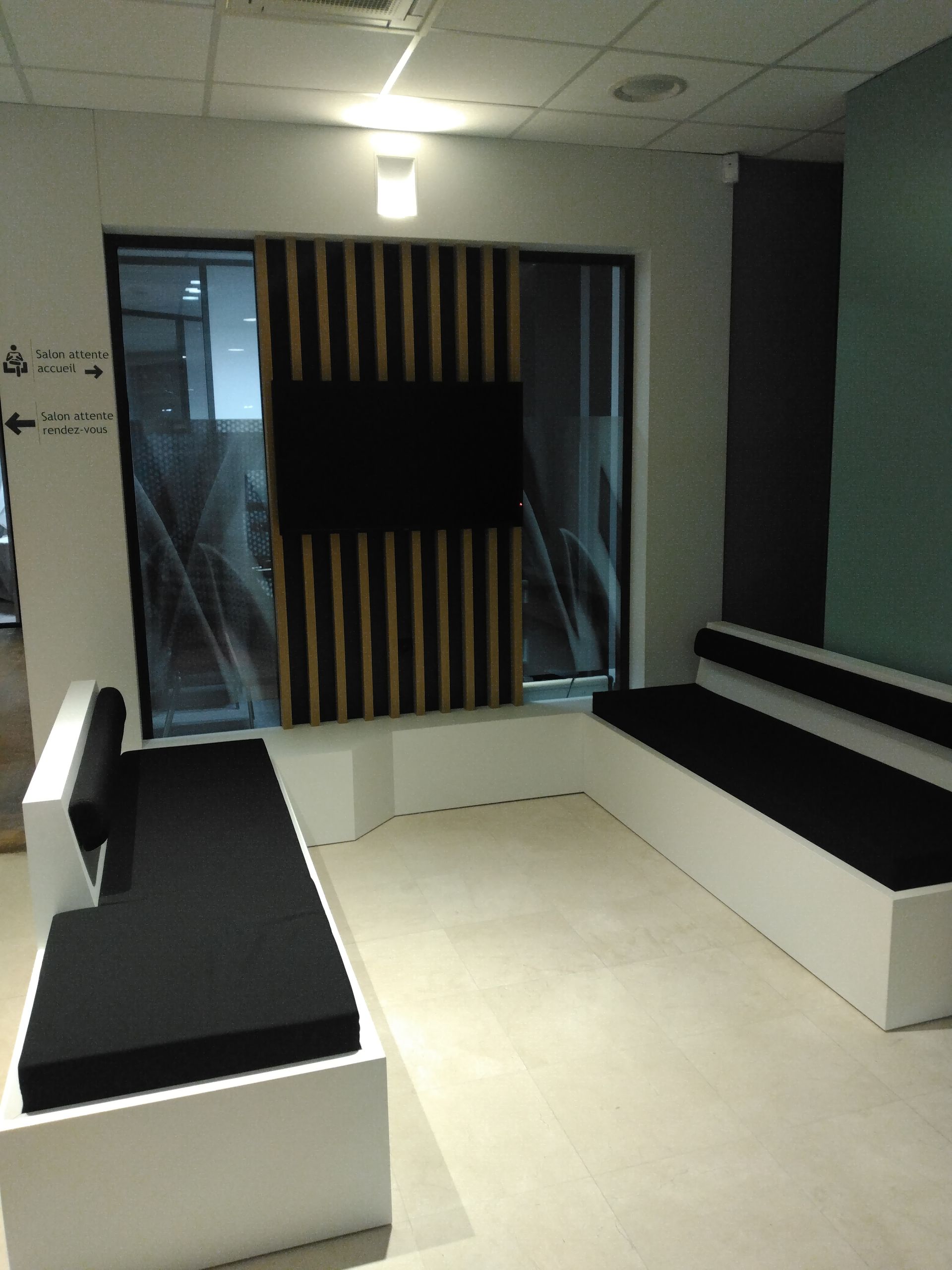 Espace d'attente moderne dans un commerce