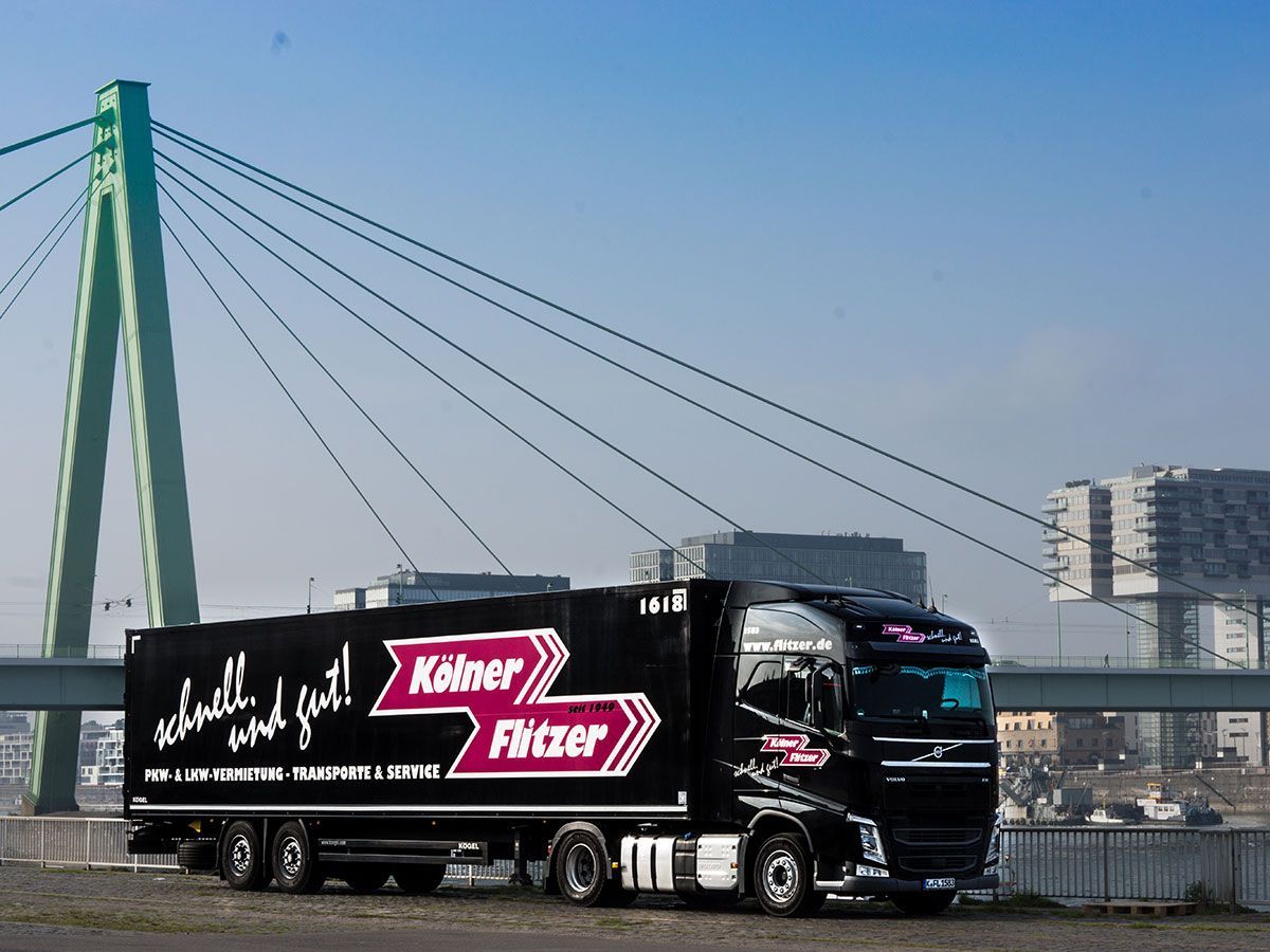 Ein schwarzer LKW mit den Worten Kolber Flicker auf der Seite