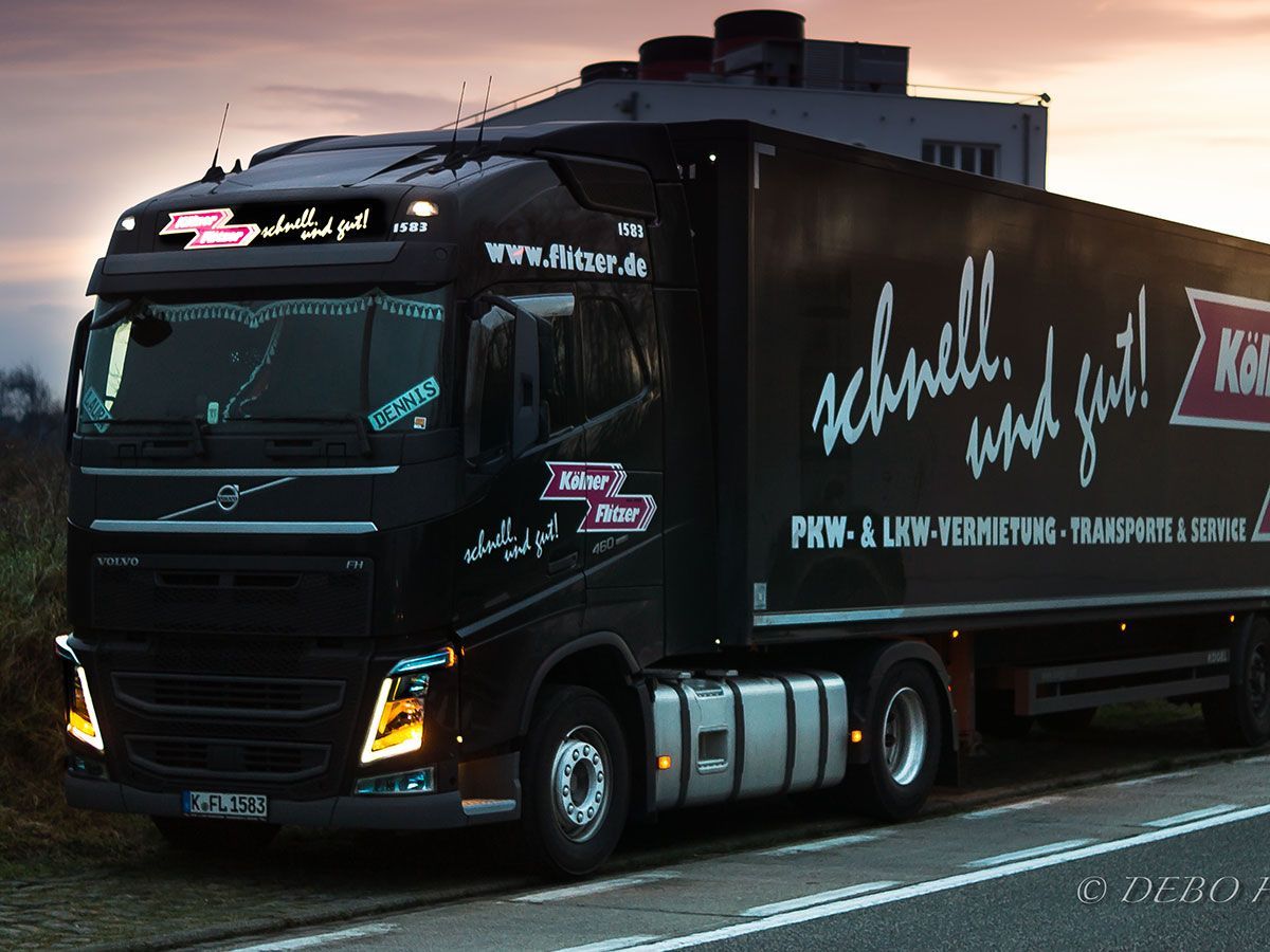 Ein schwarzer LKW mit dem Wort „schnell“ auf der Seite