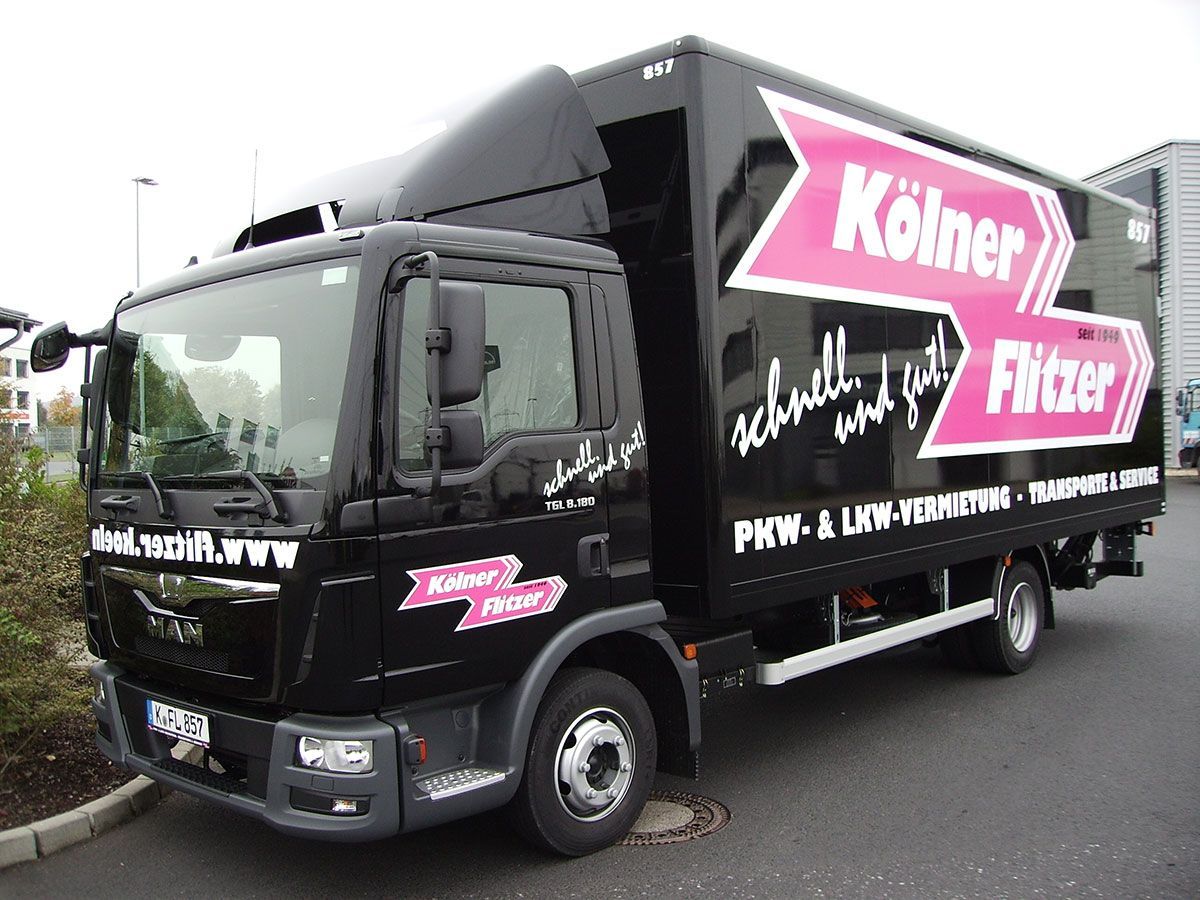 Ein schwarzer LKW mit dem Wort Köln darauf