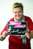 Eine Frau hält ein Schild mit der Aufschrift „schnell und gut“.