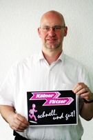 Ein Mann hält ein Schild mit der Aufschrift „Schnell wird gut“.